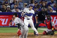 　ダイヤモンドバックス戦の５回、二ゴロに倒れた大谷。投手ネルソン＝ロサンゼルス（共同）