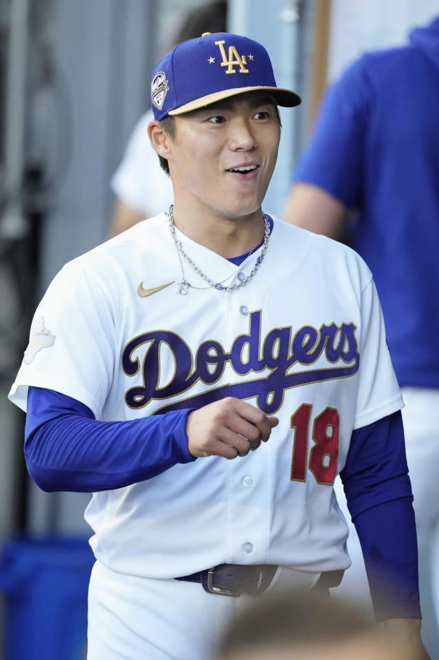 　ダイヤモンドバックス戦の２回を投げ終え、ベンチで笑顔のドジャース・山本＝ロサンゼルス（共同）