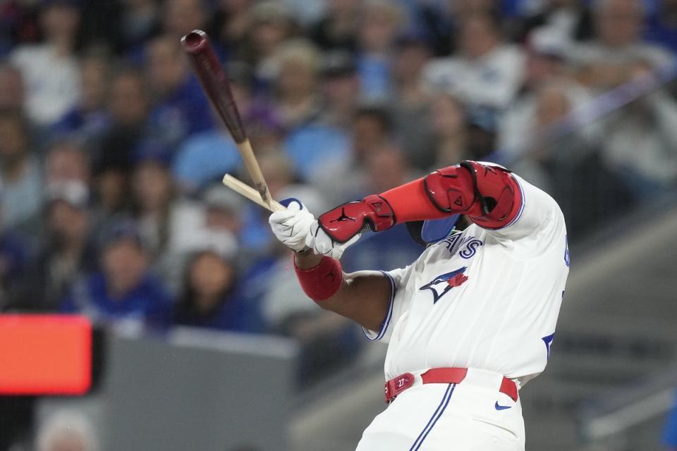 １回、バットを折るブルージェイズ・ゲレーロＪｒ．（写真提供・ＡＰ／アフロ）