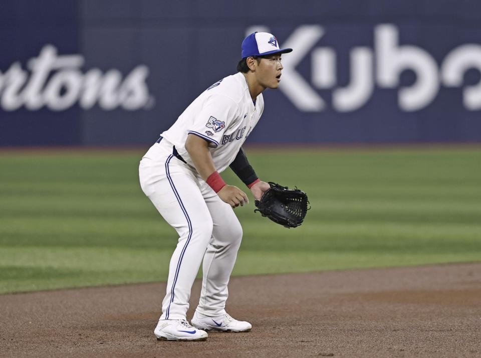 アスレチックス戦の１回、三塁の守備に就く岡本＝トロント（共同）