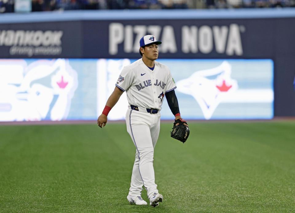 アスレチックスとの開幕戦に臨む岡本＝トロント（共同）