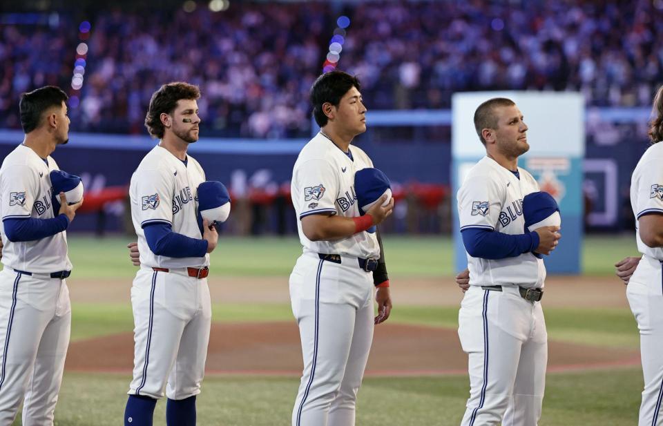 アスレチックスとの開幕戦の試合前、セレモニーで並ぶ岡本（左から３人目）＝トロント（共同）