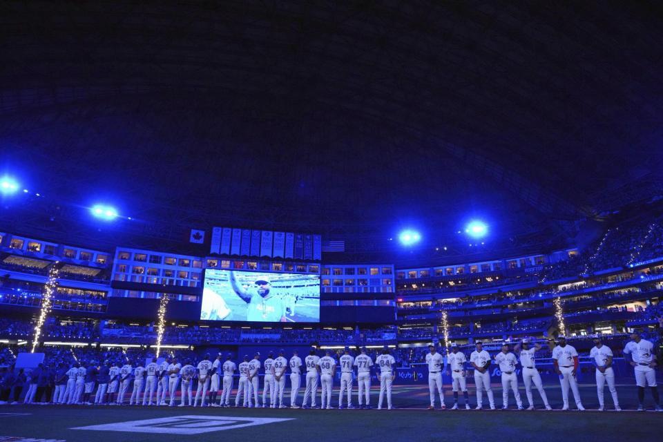 開幕戦前のセレモニーで並ぶブルージェイズの選手ら＝トロント（カナダ通信・ＡＰ＝共同）