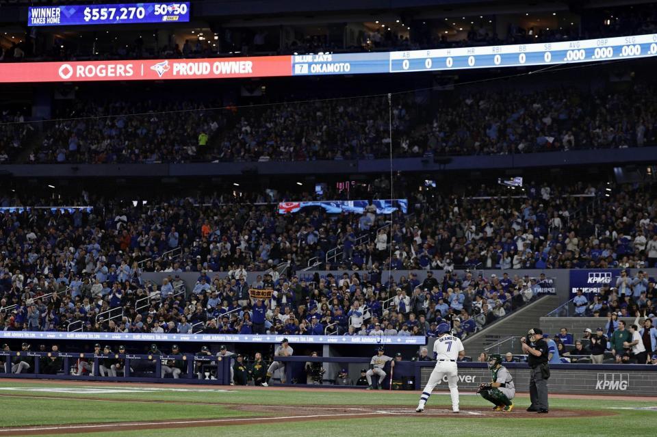 アスレチックス戦の２回、打席に立つ岡本＝トロント（共同）