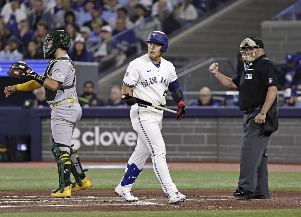 アスレチックス戦の２回、空振り三振に倒れた岡本＝トロント（共同）