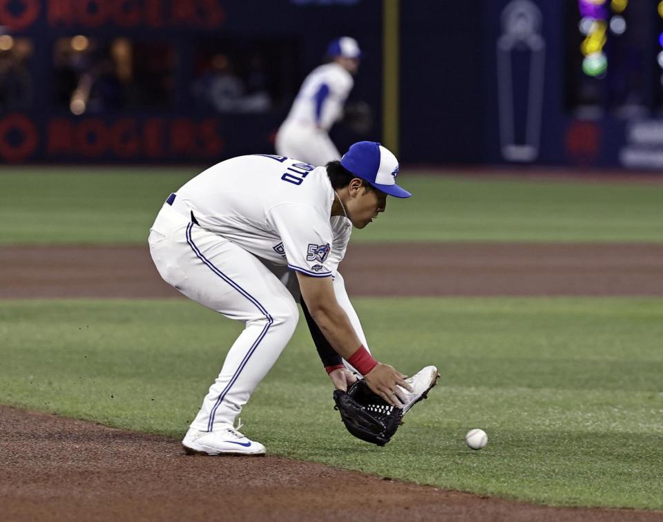 アスレチックス戦の４回、ソダーストロムの三ゴロを処理する岡本＝トロント（共同）