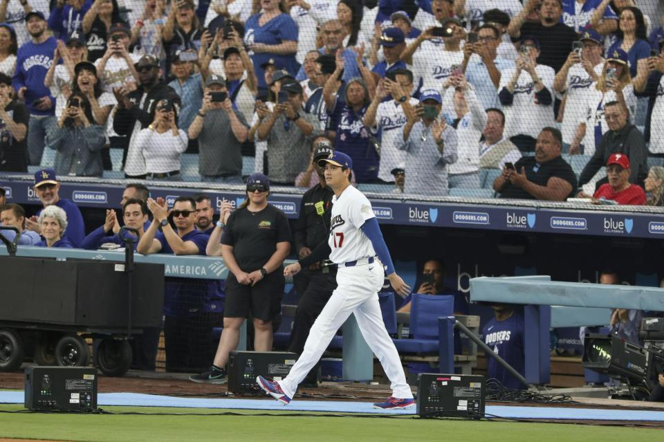 試合前に行われたセレモニーに登場した大谷＝ロサンゼルス（共同）