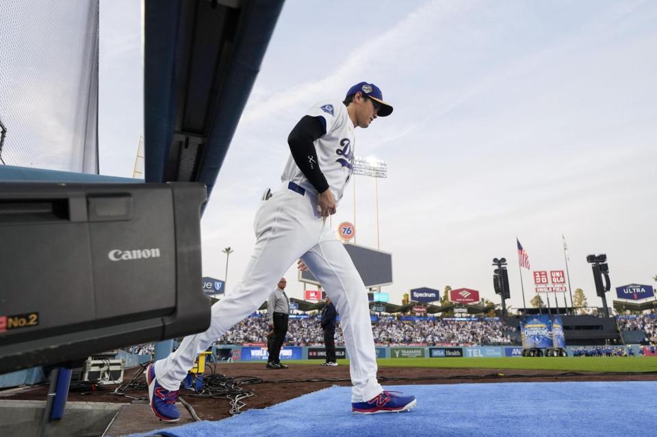 試合前に行われたセレモニーに登場した大谷＝ロサンゼルス（共同）