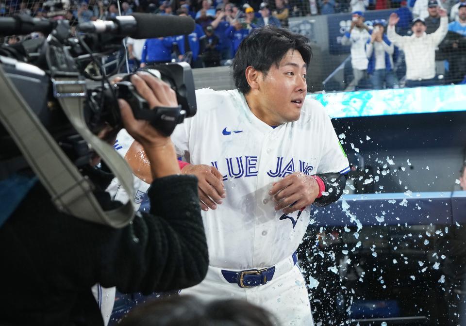 メディアインタビュー中にバケツの水をかけられて驚く岡本（写真提供・ＡＰ／アフロ）