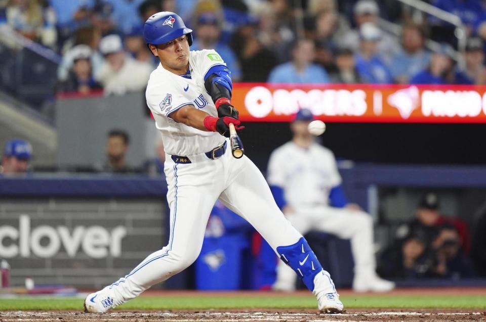 アスレチックス戦の７回、左前にメジャー初安打を放つ岡本＝トロント（カナダ通信・ＡＰ＝共同）