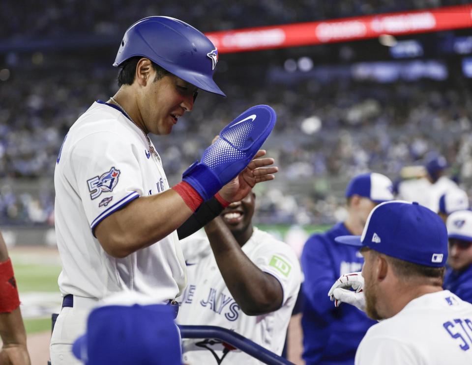 アスレチックス戦の７回、メジャー初安打を放ち、後続のゴロでアウトになった後、ベンチに戻る岡本＝トロント（共同）