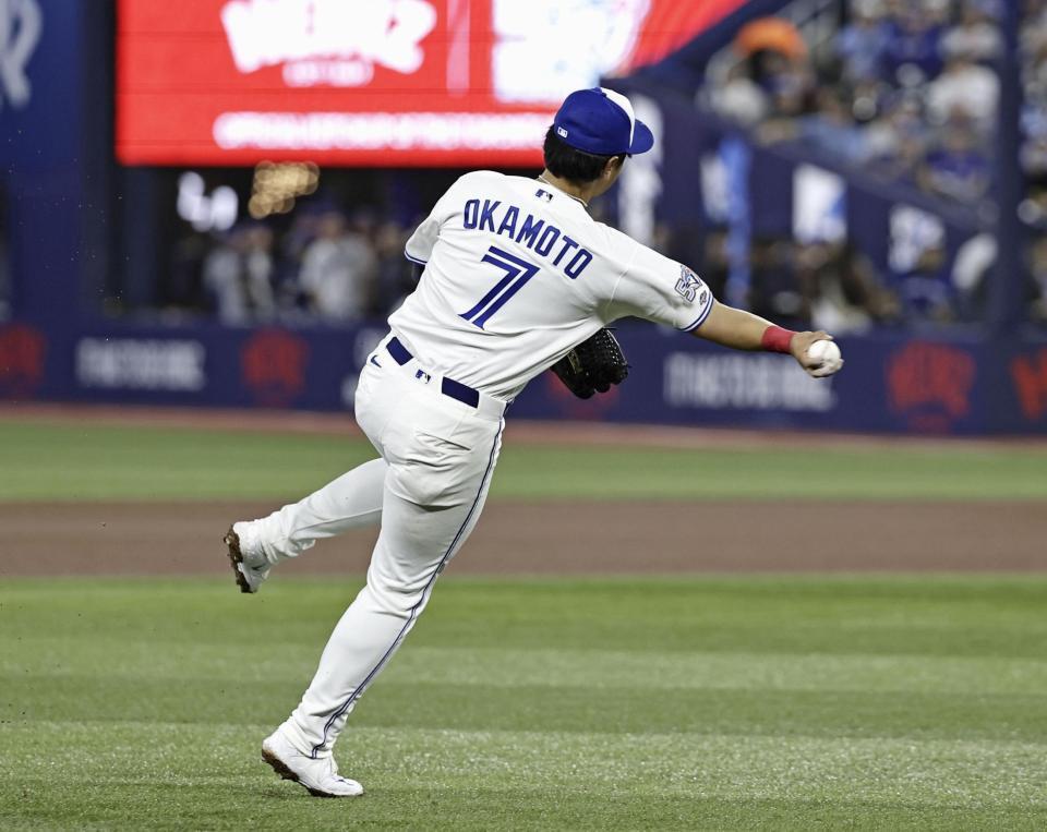 アスレチックス戦の４回、ソダーストロムの三ゴロを処理する岡本＝トロント（共同）