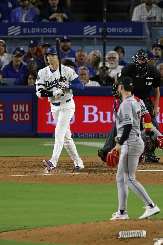 ダイヤモンドバックス戦の３回、四球を選んだ大谷。投手ネルソン＝ロサンゼルス（共同）