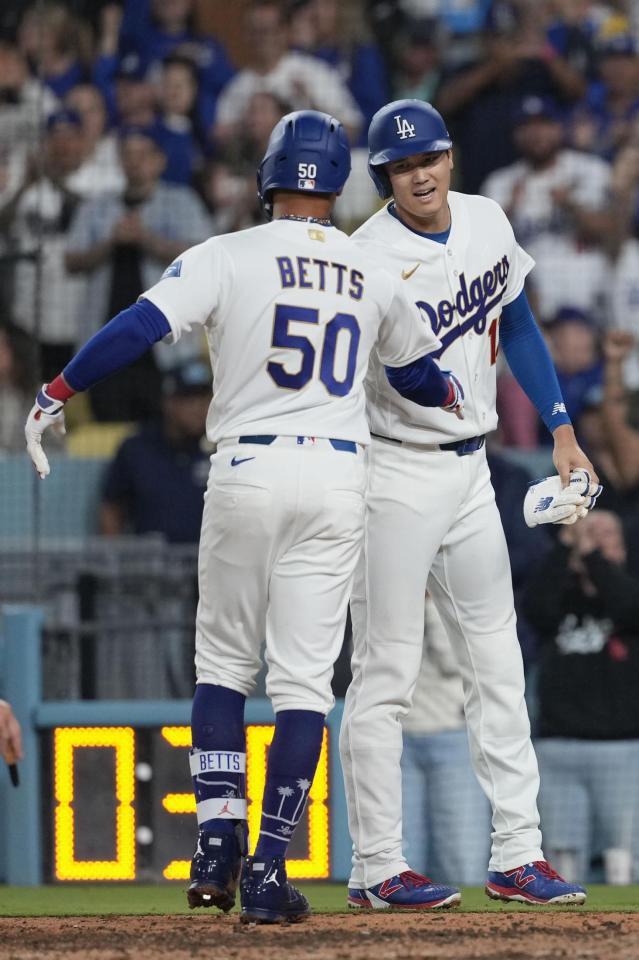 　ダイヤモンドバックス戦の３回、３ラン放ったベッツ（５０）を迎える大谷＝ロサンゼルス（共同）
