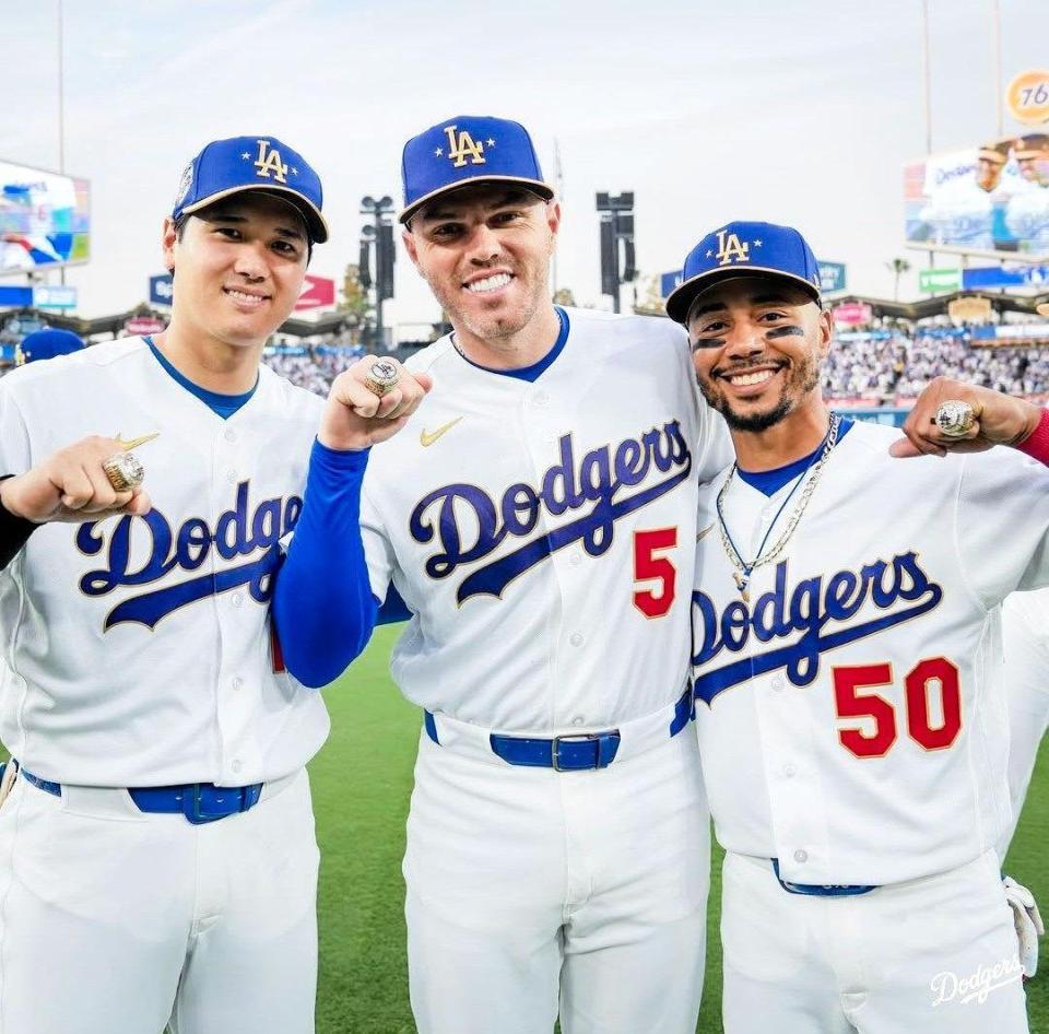 　チャンピオンリングを手に笑みを浮かべる大谷、フリーマン、ベッツ（ロサンゼルス・ドジャース提供）