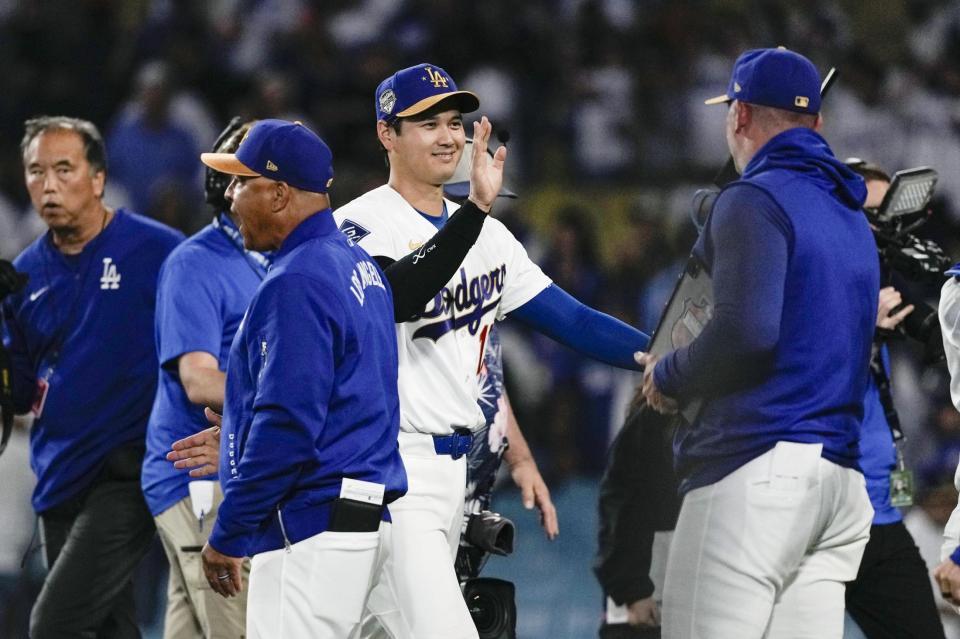 ダイヤモンドバックスに勝利しタッチを交わす大谷＝ロサンゼルス（共同）