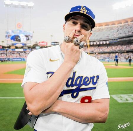 ３つの優勝リングをつけたキケ・ヘルナンデス（ロサンゼルス・ドジャース提供）