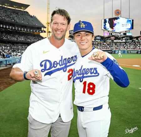 カーショー氏（左）と記念撮影する山本（ロサンゼルス・ドジャース提供）