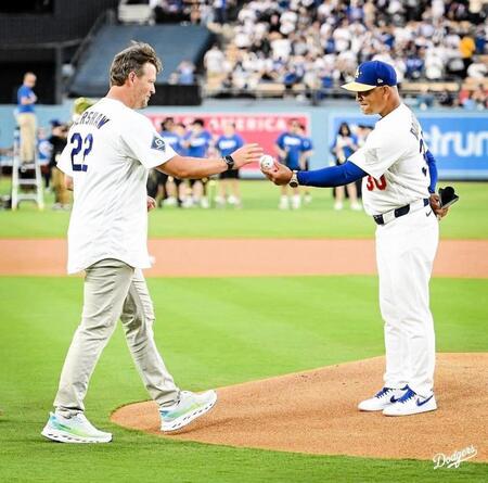 始球式でマウンドに上がるカーショー氏（左）=ロサンゼルス・ドジャース提供