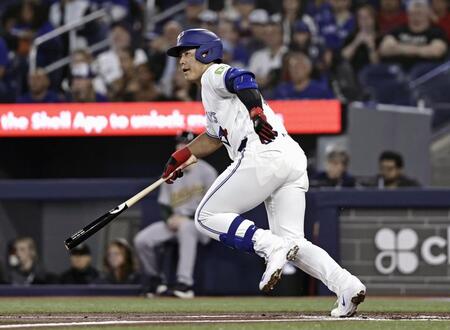 １回、左前打を放つ岡本（共同）