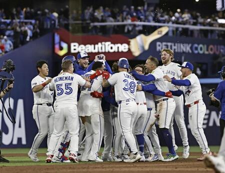 アスレチックスにサヨナラ勝ちし、喜ぶ岡本（左端）らブルージェイズの選手たち（共同）