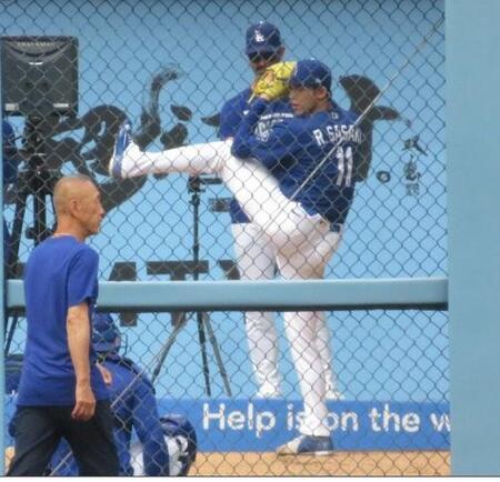 ブルペンで投球練習をする佐々木（撮影・小林信行）