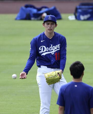 試合前に練習する佐々木（共同）