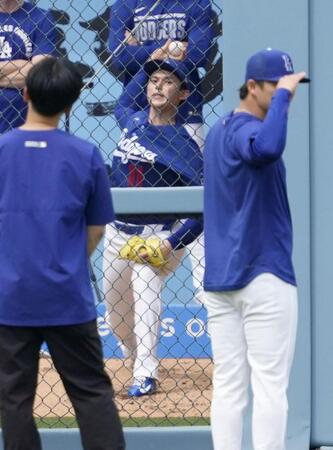 ブルペンで投球練習する佐々木（共同）