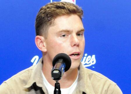 【動画】投げたボールが足元にポトッ 可愛すぎるスミスの愛娘の始球式 昨年のWSで人気者に スタンドから大歓声