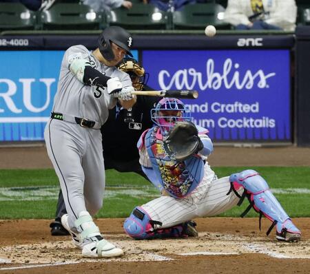 ４回、メジャーデビューから２試合連続となる２号ソロを放つ村上（提供・共同通信社）