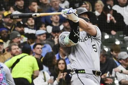 ４回、メジャーデビューから２試合連続本塁打となる２号ソロを放つ村上（ロイター＝共同）