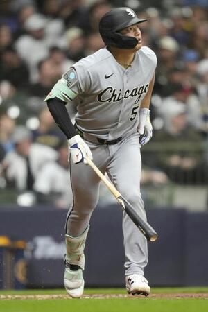 ４回、メジャーデビューから２試合連続本塁打となる２号ソロを放つ村上（ＡＰ＝共同）