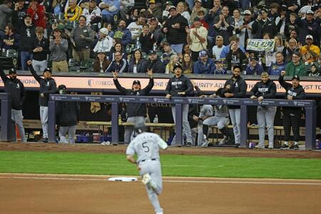 ４回、メジャーデビューから２試合連続本塁打となる２号ソロを放ち三塁へ向かう村上（５）と、盛り上がるベンチ（共同）