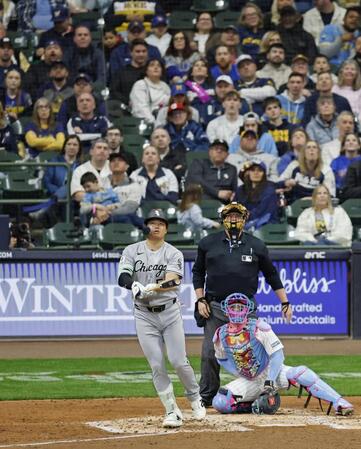 ４回、メジャーデビューから２試合連続本塁打となる２号ソロを放つ村上（共同）