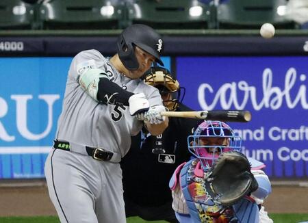 ４回、メジャーデビューから２試合連続本塁打となる２号ソロを放つ村上（共同）