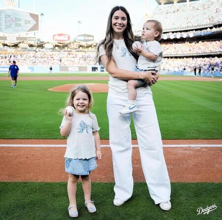 始球式に登場したシャーロットちゃん（左）とレイトンちゃん（右端）を抱っこするカラさん（ロサンゼルス・ドジャース提供）