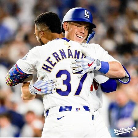 ８回、逆転２ランを放ちベンチ前でＴ・ヘルナンデス（手前）と抱き合うスミス（ロサンゼルス・ドジャース提供）