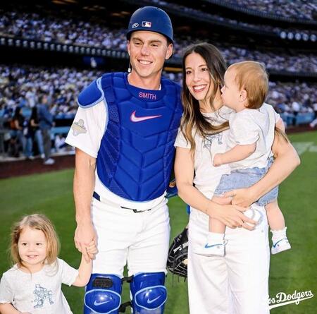 　始球式を行ったスミス一家（ロサンゼルス・ドジャース提供）
