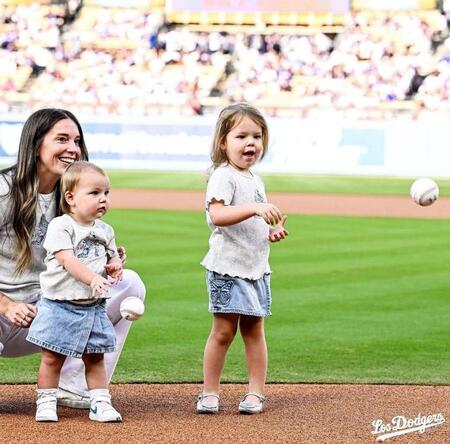 　始球式を行ったスミスの長女・シャーロットちゃんと次女・レイトンちゃん（ロサンゼルス・ドジャース提供）