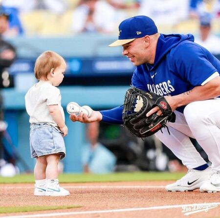 　ラッシングからボールを受け取るレイトンちゃん（ロサンゼルス・ドジャース提供）