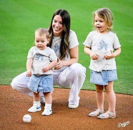 始球式に登場したシャーロットちゃん（右）とレイトンちゃん。背後はカラさん（ロサンゼルス・ドジャース提供）