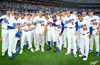 カーショー氏を囲んで記念撮影するドジャースナイン（ロサンゼルス・ドジャース提供）