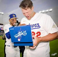 ベッツ（左）から優勝リングを手渡され笑みを浮かべるカーショー氏（ロサンゼルス・ドジャース提供）