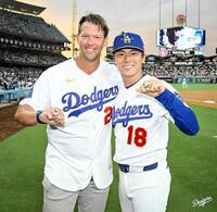 カーショー氏（左）と記念撮影する山本（ロサンゼルス・ドジャース提供）