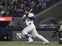 １回、左前打を放つ岡本（共同）