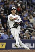 ９回、三ゴロを処理する岡本（共同）