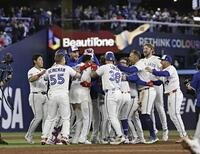 アスレチックスにサヨナラ勝ちし、喜ぶ岡本（左端）らブルージェイズの選手たち（共同）