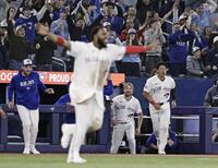 サヨナラ勝ちし、ベンチから飛び出す岡本（右端）ら＝共同