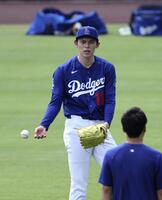 試合前に練習する佐々木（共同）