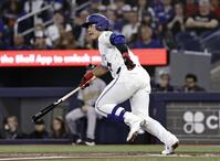 １回、左前打を放つ岡本（共同）